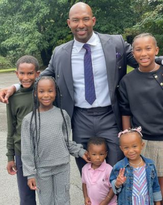 Martell Holt with his five kids